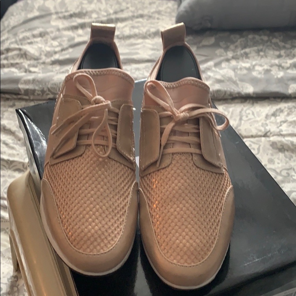 G by Guess Snickers women’s 8.5 Harene